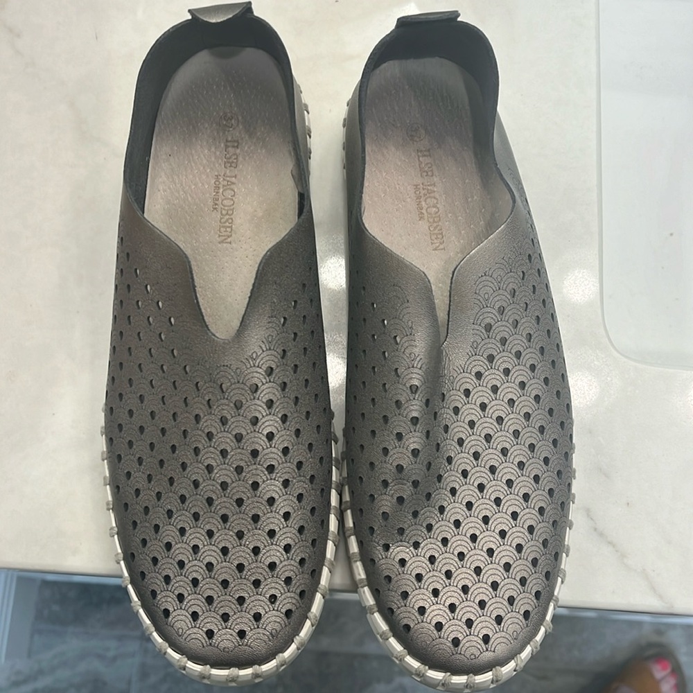 Washable Ilse Jacobsen gun metal color. Super comfy. Smoke and pet free home.